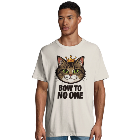 Man bär en oversized t-shirt med ett provokativt kattmotiv