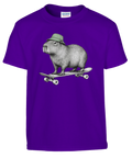 Lila barn-t-shirt med en kapybara i grön mössa på skateboard.