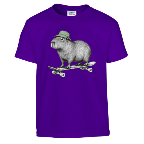 Lila barn-t-shirt med en kapybara i grön mössa på skateboard.