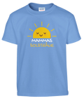 Tecknad sol med texten "Mammas Solstråle" på en ljusblå barnt-shirt.