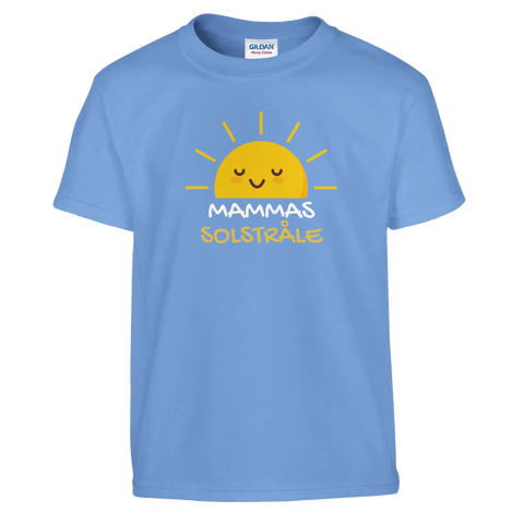 Tecknad sol med texten "Mammas Solstråle" på en ljusblå barnt-shirt.