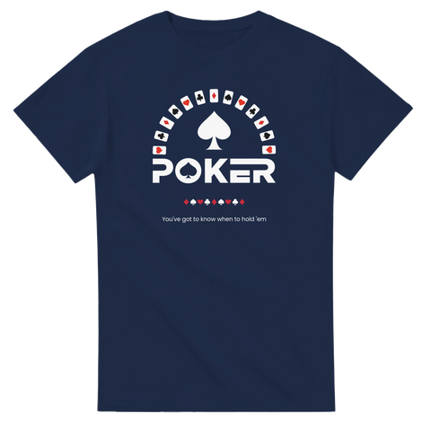 Marinblå t-shirt med vitt poker-tryck och citat om Texas Hold'em
