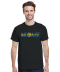 Man bär svart t-shirt med grafiskt nationalistiskt texttryck