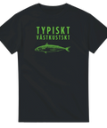 Svart t-shirt med grönt tryck av en makrill och texten Typiskt Västkustskt
