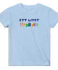 Grafiskt tryck med små monsterfigurer på en ljusblå t-shirt för barn
