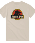 Parodi på känd filmlogotyp med hundsiluett och texten Jurassic Bark – beige t-shirt