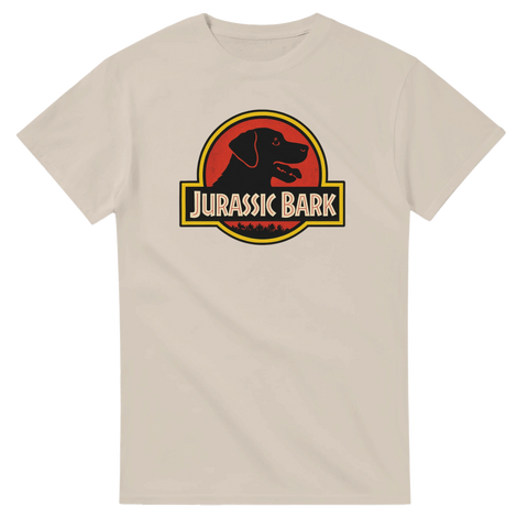 Parodi på känd filmlogotyp med hundsiluett och texten Jurassic Bark – beige t-shirt