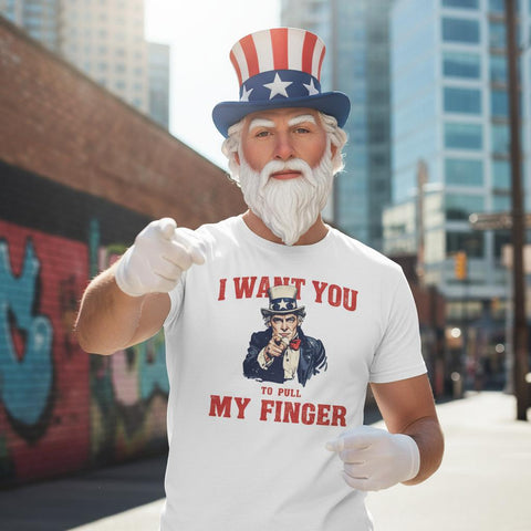 Man i Uncle Sam-utklädnad bär vit t-shirt med ironiskt grafiskt motiv