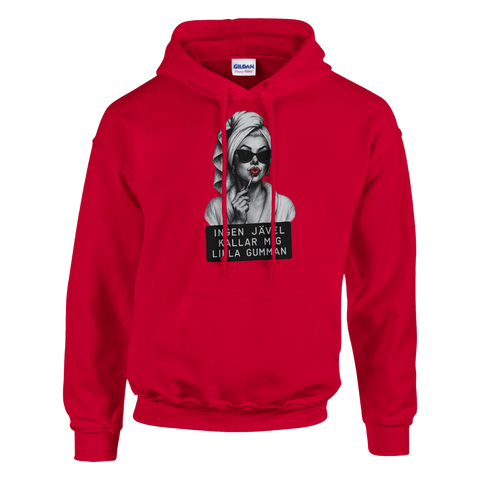 Marilyn Monroe-inspirerad kvinna med solglasögon, rött läppstift, text "Ingen jävel kallar mig lilla gumman" på röd hoodie.