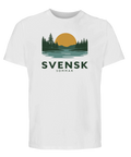 Svensk Sommar-tryck med sol, skog och sjö på vit ekologisk t-shirt.