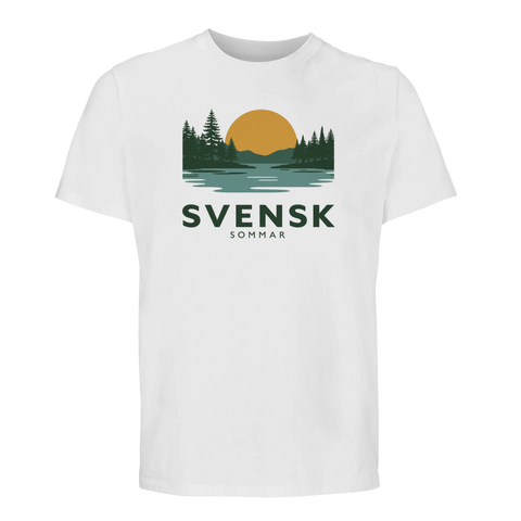 Svensk Sommar-tryck med sol, skog och sjö på vit ekologisk t-shirt.