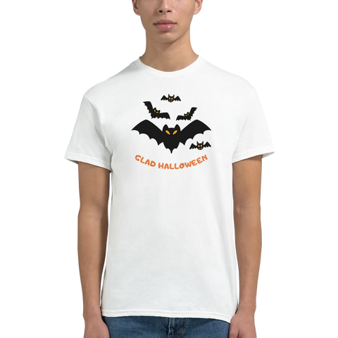 Tecknade fladdermöss med orange ögon och texten "Glad Halloween" på vit t-shirt.