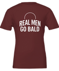 Vit text "REAL MEN GO BALD" med en halvcirkel på en mörkröd t-shirt, humoristisk design.