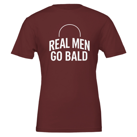 Vit text "REAL MEN GO BALD" med en halvcirkel på en mörkröd t-shirt, humoristisk design.