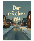 Illustration av en snöig villagata i skymning med trähus och texten Det räcker nu i vitt över himlen.