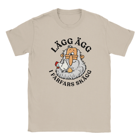 Beige t-shirt med farfar, en höna och texten ”Lägg ägg i farfars skägg”.