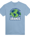 Ljusblå t-shirt med lekfull illustration av jorden och granar