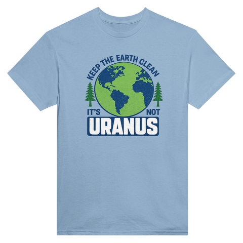Ljusblå t-shirt med lekfull illustration av jorden och granar