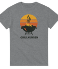Grillkung-tryck med grill, eld, rök och solnedgång i retrostil på grå t-shirt.