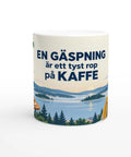 Rolig mugg med citat om kaffe och stämningsfullt sjölandskap