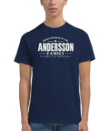 Modell i marinblå t-shirt med texten Andersson – A Family of Originals