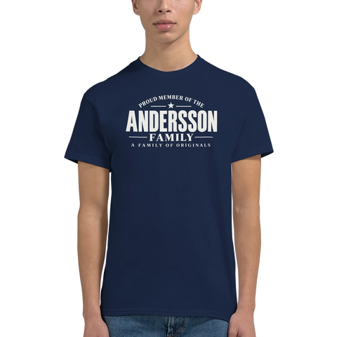 Modell i marinblå t-shirt med texten Andersson – A Family of Originals