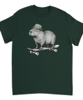 Mörkgrön t-shirt med en kapybara i grön mössa på skateboard.