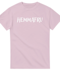 Handskriven retrotypografi med texten Hemmafru på en rosa t-shirt