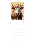 Brunvit ko med blomsterkrans på huvudet, kalender 2026.