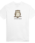 Humoristisk t-shirt med grafiskt motiv av en uggla och texten Sitter och ugglar