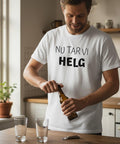 Nu tar vi helg" texttryck i svart på vit t-shirt.