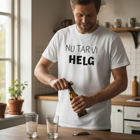 Nu tar vi helg" texttryck i svart på vit t-shirt.
