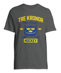Svenskt hockey-tryck med gula kronor på mörkgrå t-shirt