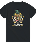 Grafisk illustration av en ananas-dödskalle med solglasögon och drinkar på svart t-shirt