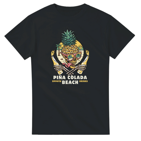 Grafisk illustration av en ananas-dödskalle med solglasögon och drinkar på svart t-shirt
