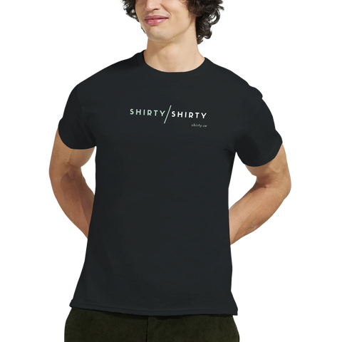 Närbild på Shirty/Shirty grafiskt tryck på en svart bomullströja