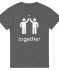 Together" minimalistisk design med två vita figurer som high-fivar, grå t-shirt.