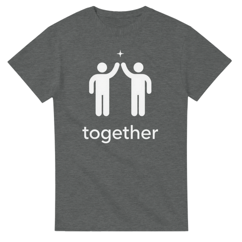 Together" minimalistisk design med två vita figurer som high-fivar, grå t-shirt.