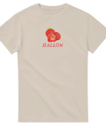 Hallonmotiv med text "HALLON" på beige t-shirt, minimalistisk design.