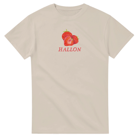 Hallonmotiv med text "HALLON" på beige t-shirt, minimalistisk design.