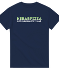 Mörkblå t-shirt med humoristiskt tryck om kebabpizza och svensk kultur