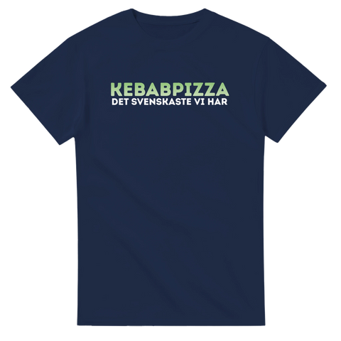 Mörkblå t-shirt med humoristiskt tryck om kebabpizza och svensk kultur