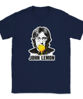 John Lemon popkonst-porträtt spottar gul citron på marinblå t-shirt.