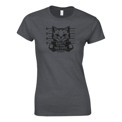 Kattmotiv i mugshot med texten "Guilty of Being Too Cute" på mörkgrå dam-t-shirt.