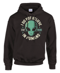 Grafiskt rymdmotiv med en grön utomjording och budskapet Stay Weird på brun hoodie