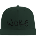 Woke" text i svart brodyr på mörkgrön snapback-keps.
