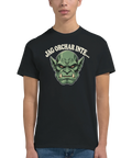 Modell i en svart t-shirt med ett grönt orchansikte och texten Jag orchar inte.