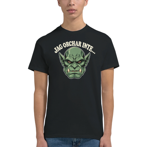 Modell i en svart t-shirt med ett grönt orchansikte och texten Jag orchar inte.