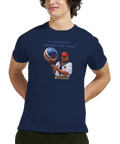 Man bär en marinblå t-shirt med politiskt skämtmotiv och texten My Balloon is Greater than yours