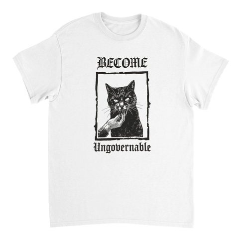 Punkig illustration av en bitande katt – grafisk t-shirt i vitt